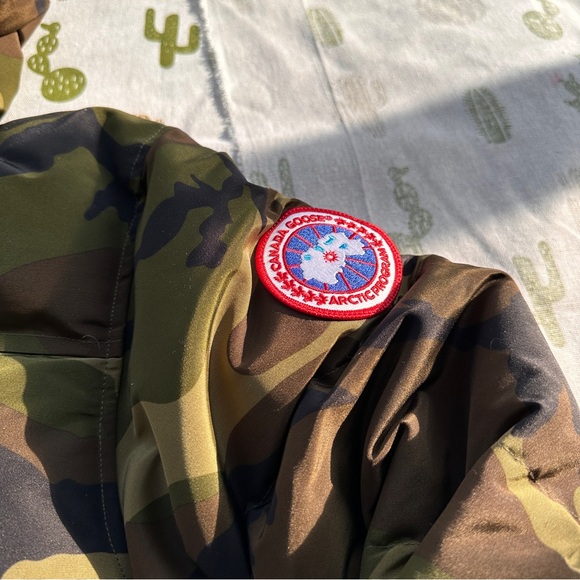 Canada Goose Camouflage Outdoor Down Jacket, Unisex - Picture 3 of 10